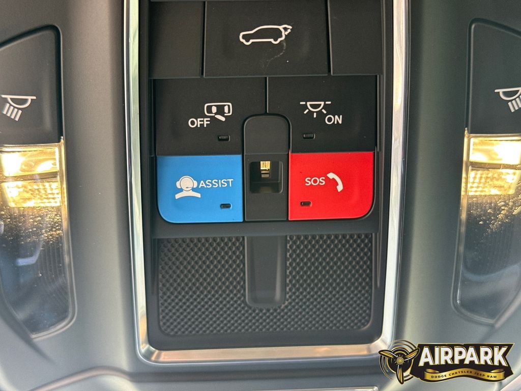 New 2026 Diamond Black Crystal Pearlcoat Jeep Laredo image 28