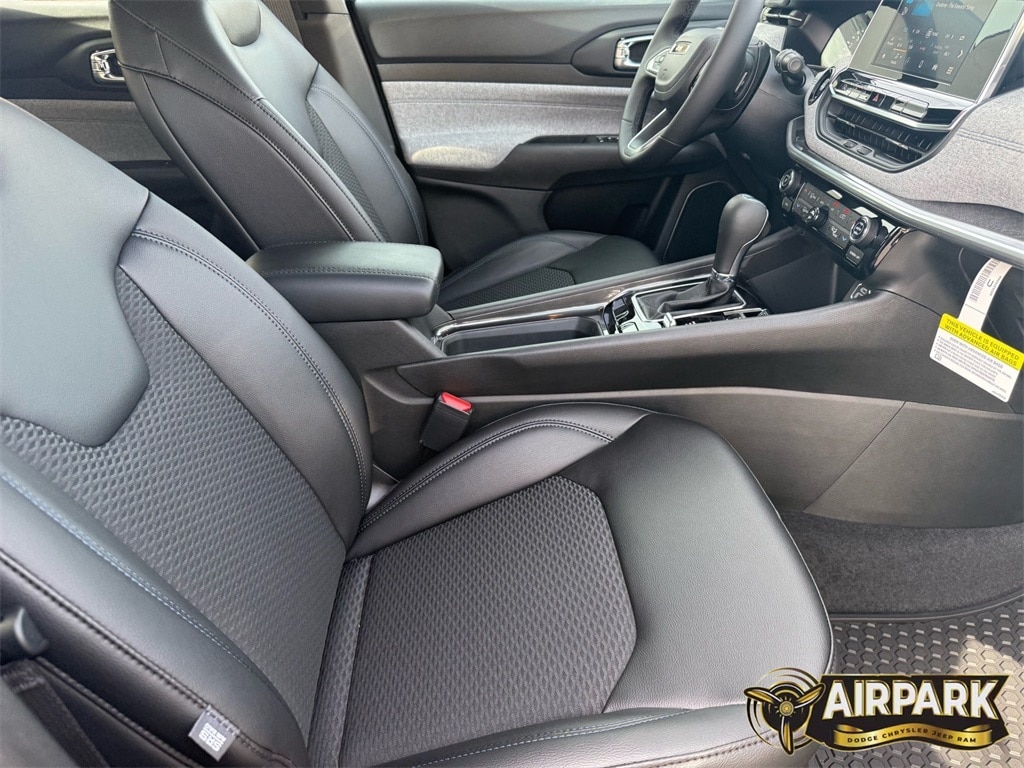 New 2026 Diamond Black Crystal Pearlcoat Jeep Latitude image 25