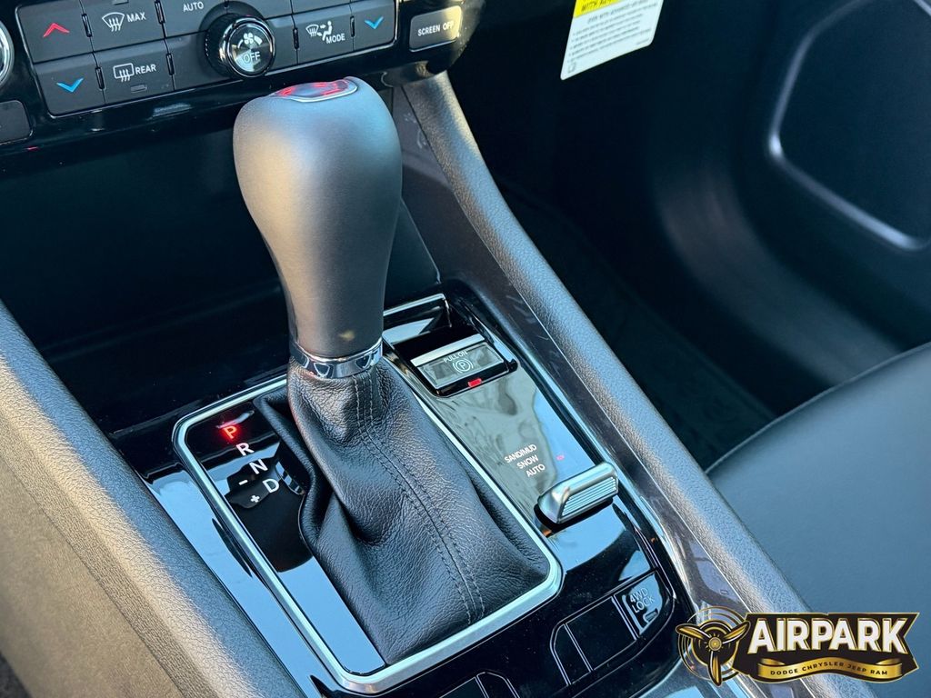 New 2026 Diamond Black Crystal Pearlcoat Jeep Latitude image 23