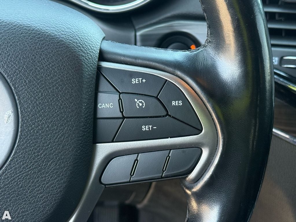 Used 2020 Diamond Black Crystal Pearlcoat Jeep Limited image 17