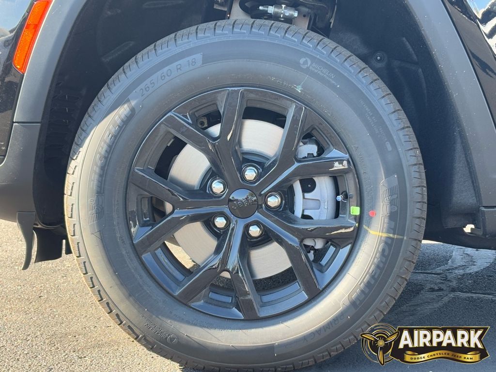 New 2025 Diamond Black Crystal Pearlcoat Jeep Laredo image 7