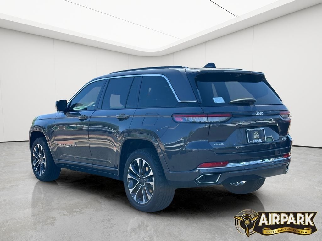 New 2025 Baltic Gray Jeep Overland image 5