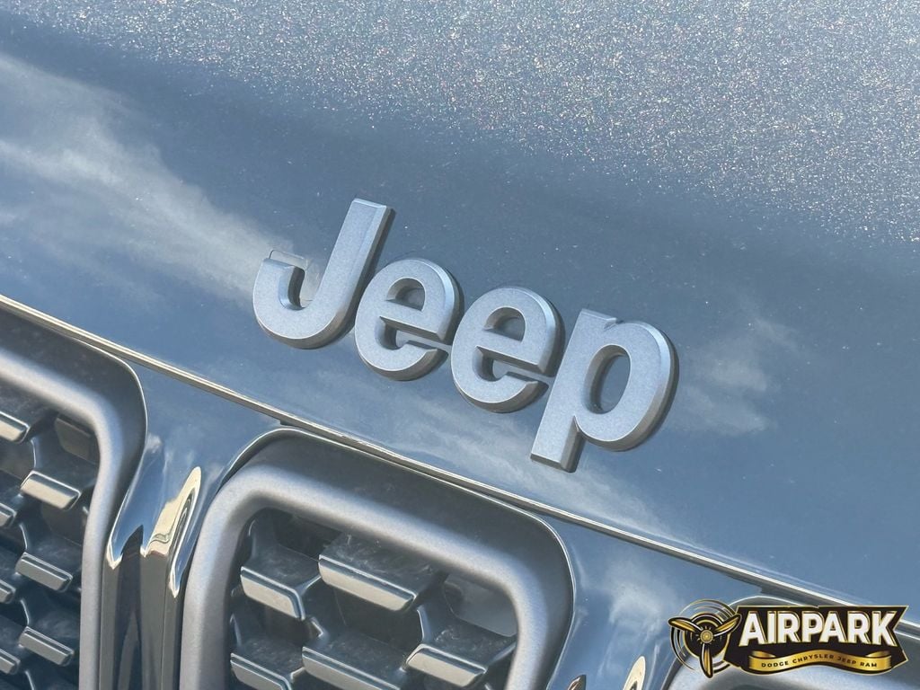 New 2026 Diamond Black Crystal Pearlcoat Jeep Latitude image 27