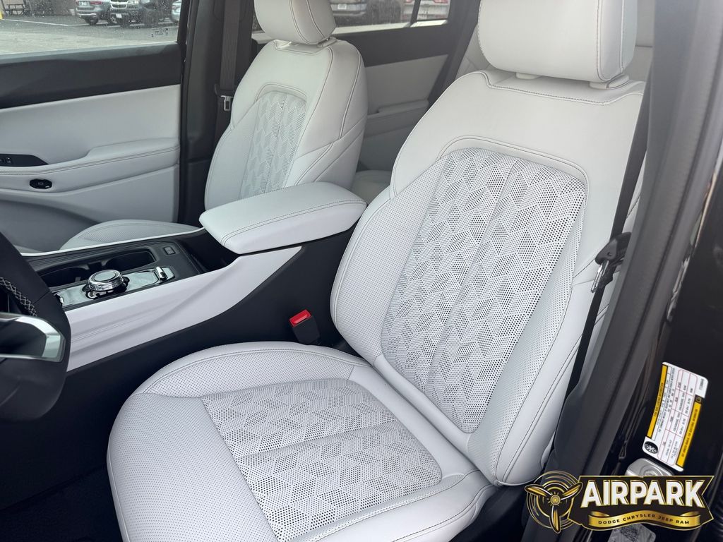 New 2026 Diamond Black Crystal Pearlcoat Jeep Overland image 18
