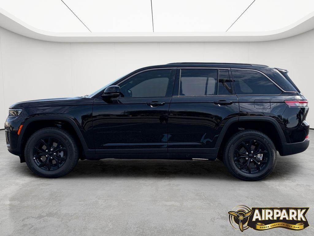 New 2026 Diamond Black Crystal Pearlcoat Jeep Laredo image 8