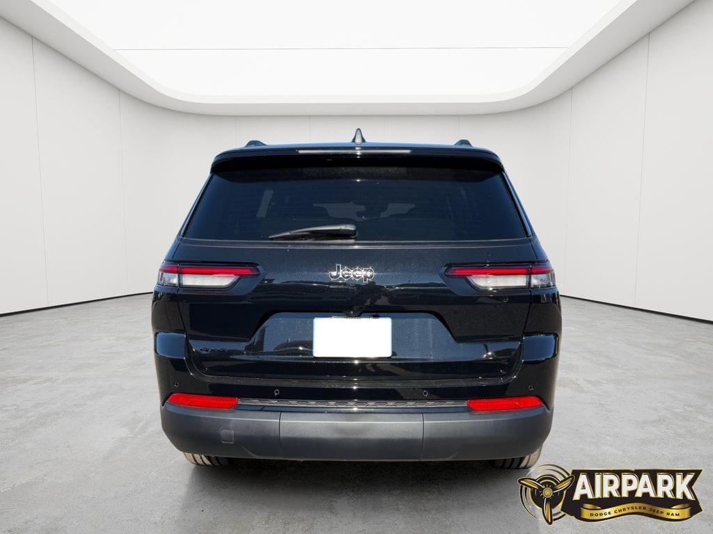 New 2025 Diamond Black Crystal Pearlcoat Jeep Laredo image 6