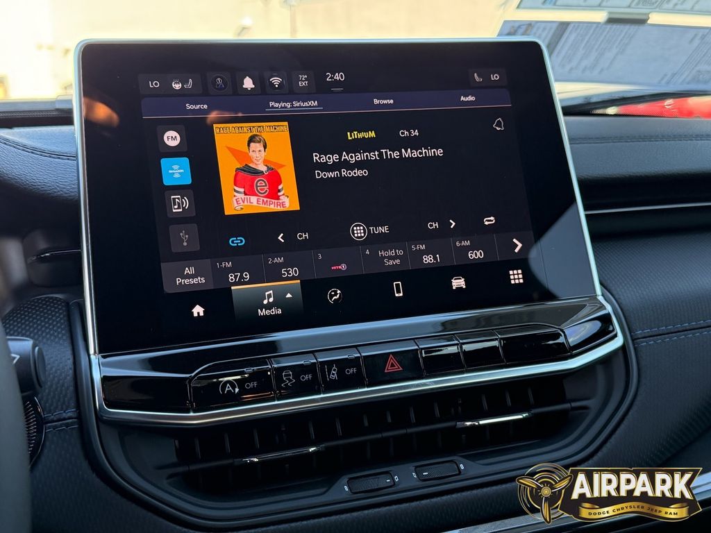 New 2026 Diamond Black Crystal Pearlcoat Jeep Latitude image 17