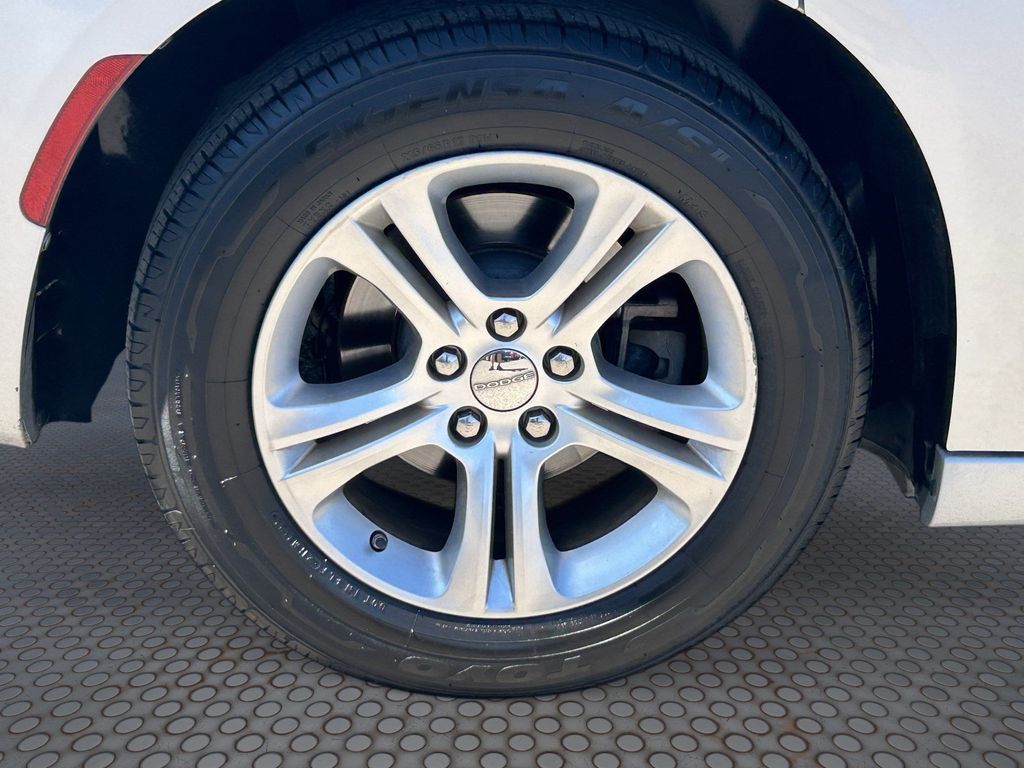 Used 2022 Triple Nickel Clearcoat Dodge SXT image 10