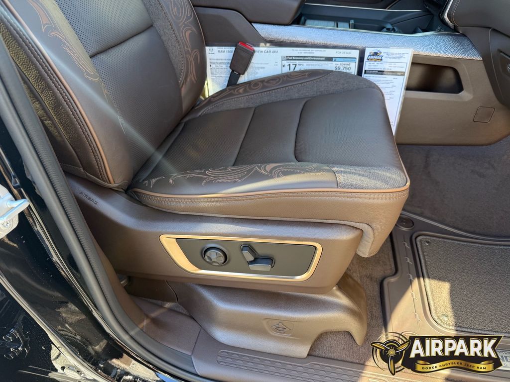 New 2026 Diamond Black Crystal Pearlcoat Ram Limited image 25