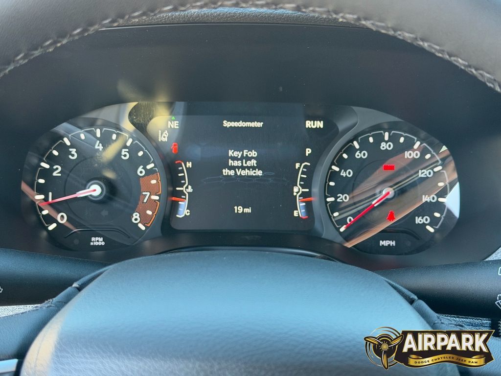 New 2026 Diamond Black Crystal Pearlcoat Jeep Latitude image 25