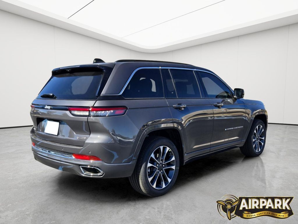 New 2025 Baltic Gray Jeep Overland image 4