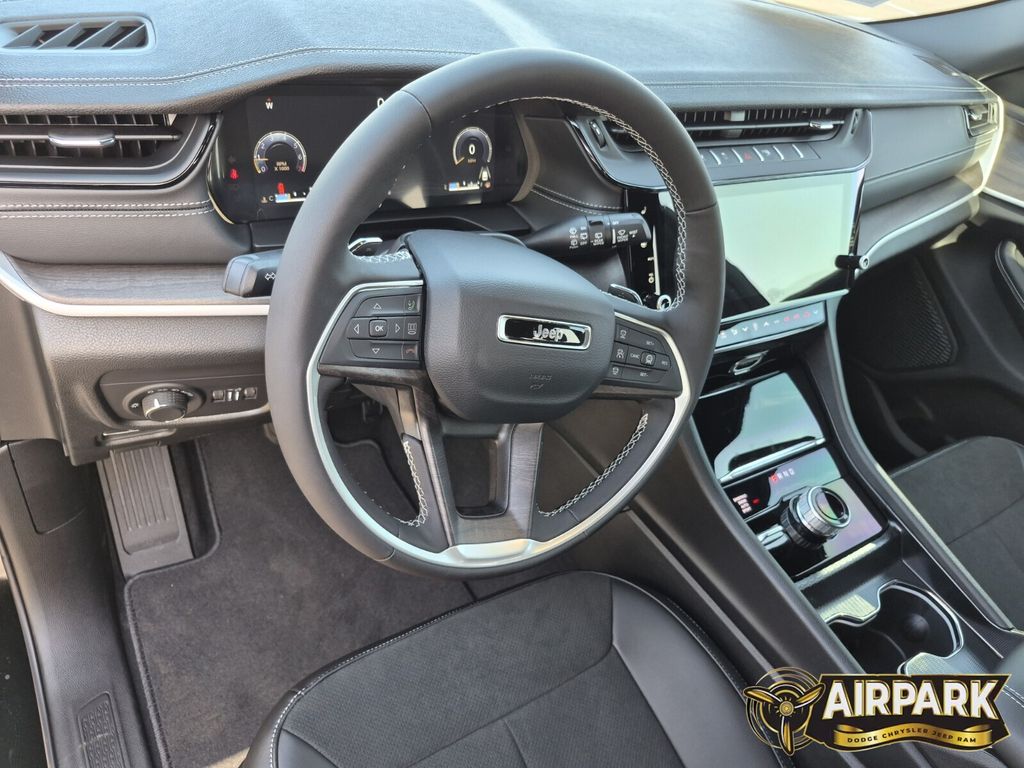 New 2026 Diamond Black Crystal Pearlcoat Jeep Laredo image 11