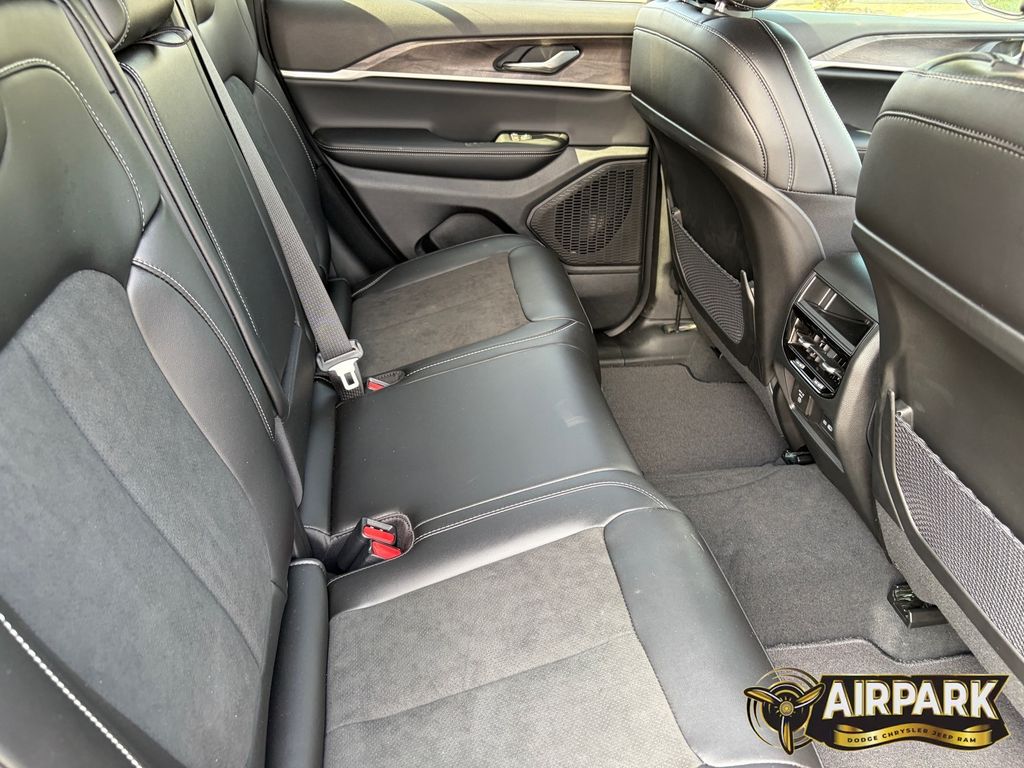 New 2026 Diamond Black Crystal Pearlcoat Jeep Laredo image 12