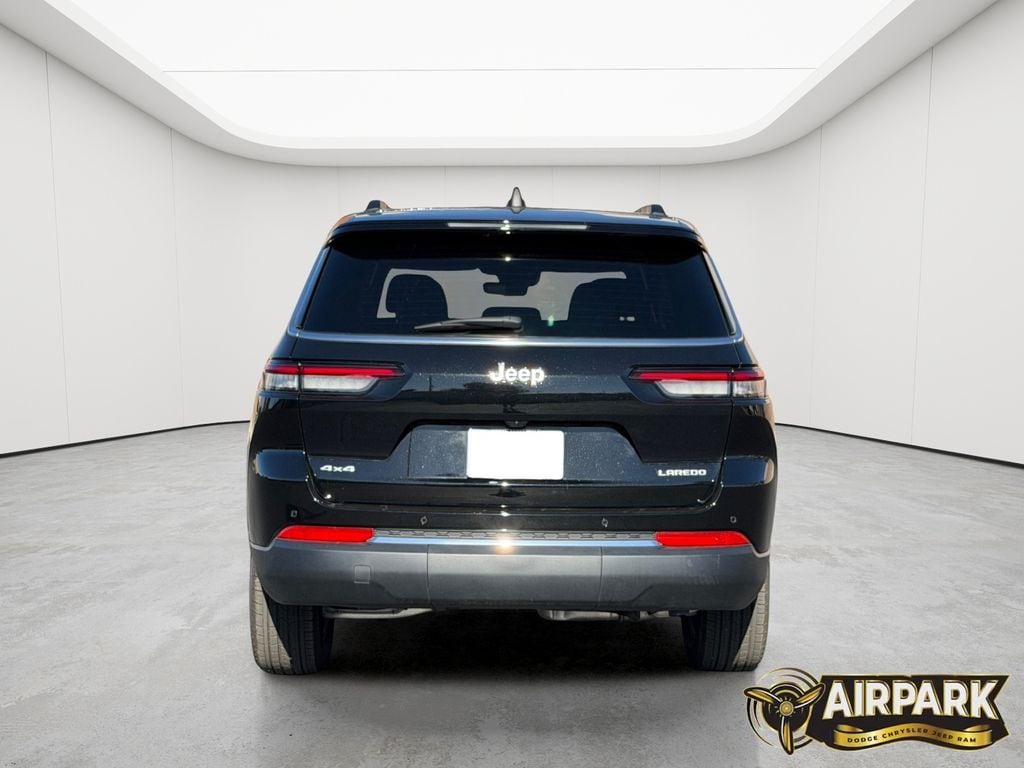 New 2025 Diamond Black Crystal Pearlcoat Jeep Laredo image 6