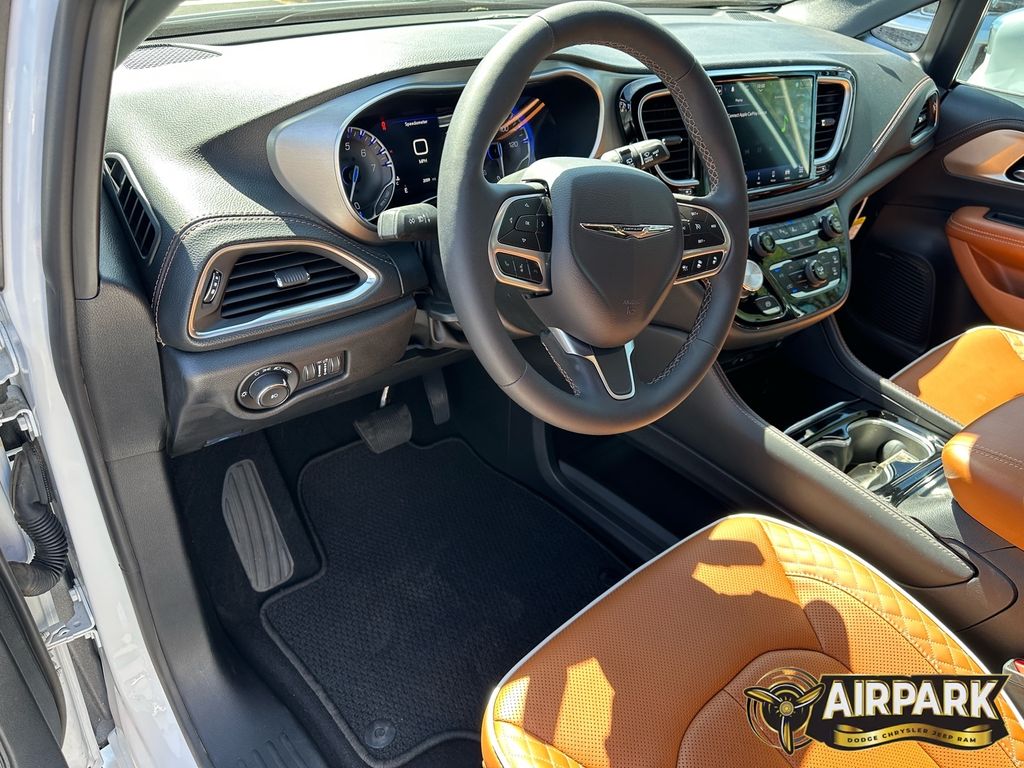 New 2024 Bright White Chrysler Pinnacle image 16