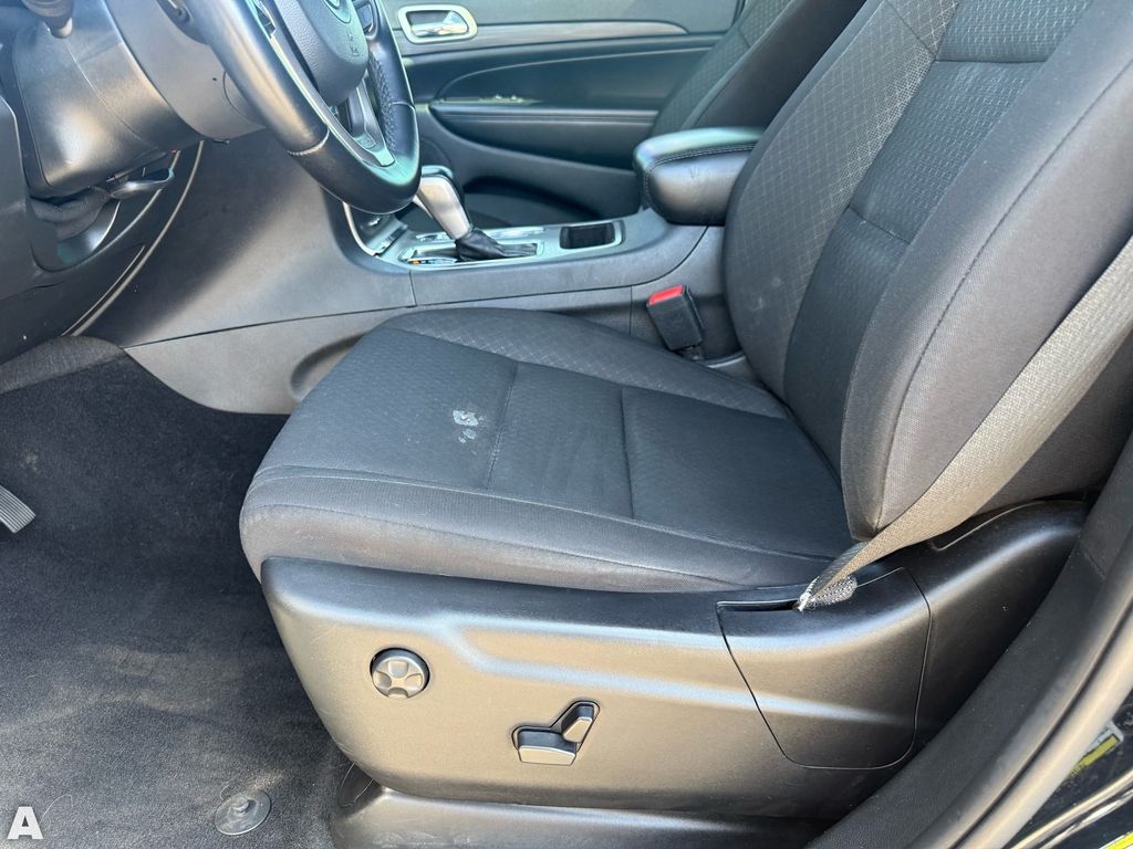 Used 2021 Diamond Black Crystal Pearlcoat Jeep Laredo E image 11