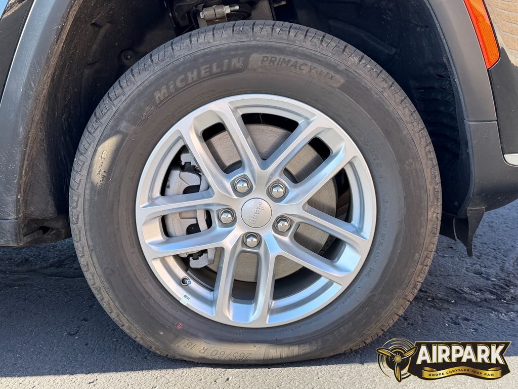 New 2025 Diamond Black Crystal Pearlcoat Jeep Laredo image 10