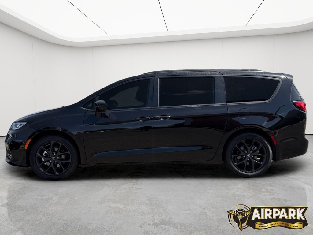 New 2026 Diamond Black Crystal Pearlcoat Chrysler Limited image 8