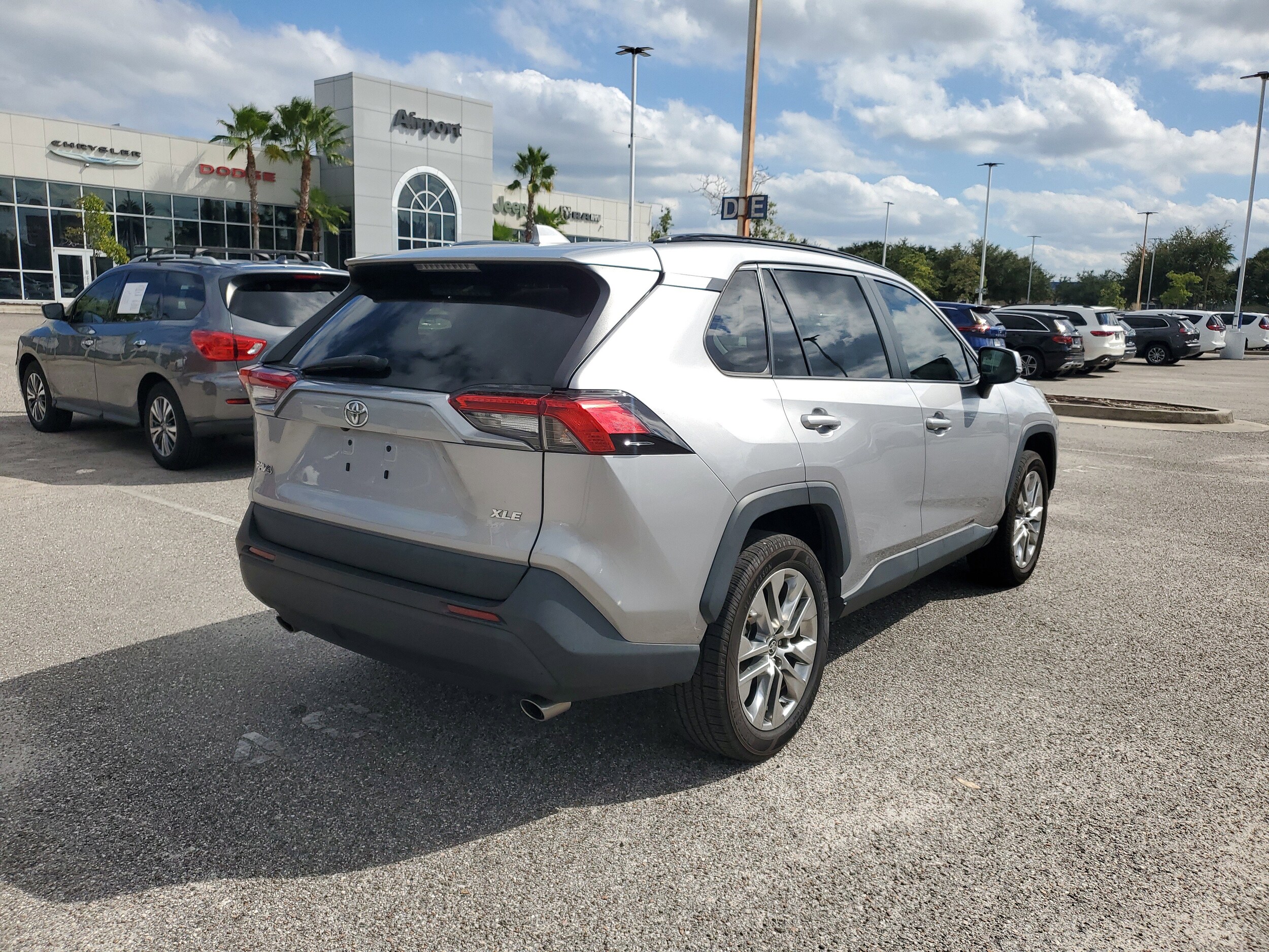 2021 Toyota RAV4 XLE Premium photo 2