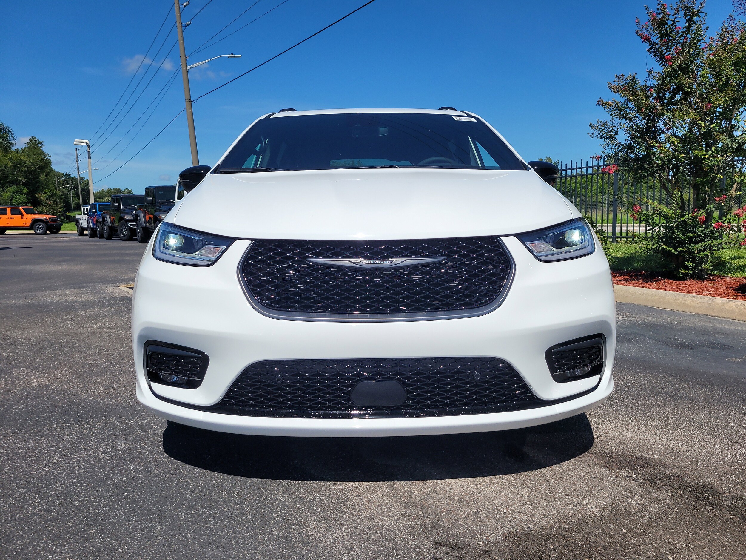 2025 Chrysler Pacifica photo 2