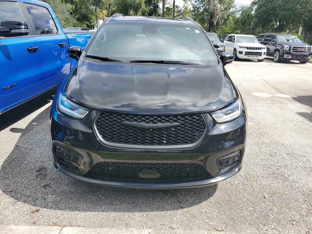 Used 2022 Chrysler Pacifica Limited Van Passenger Van