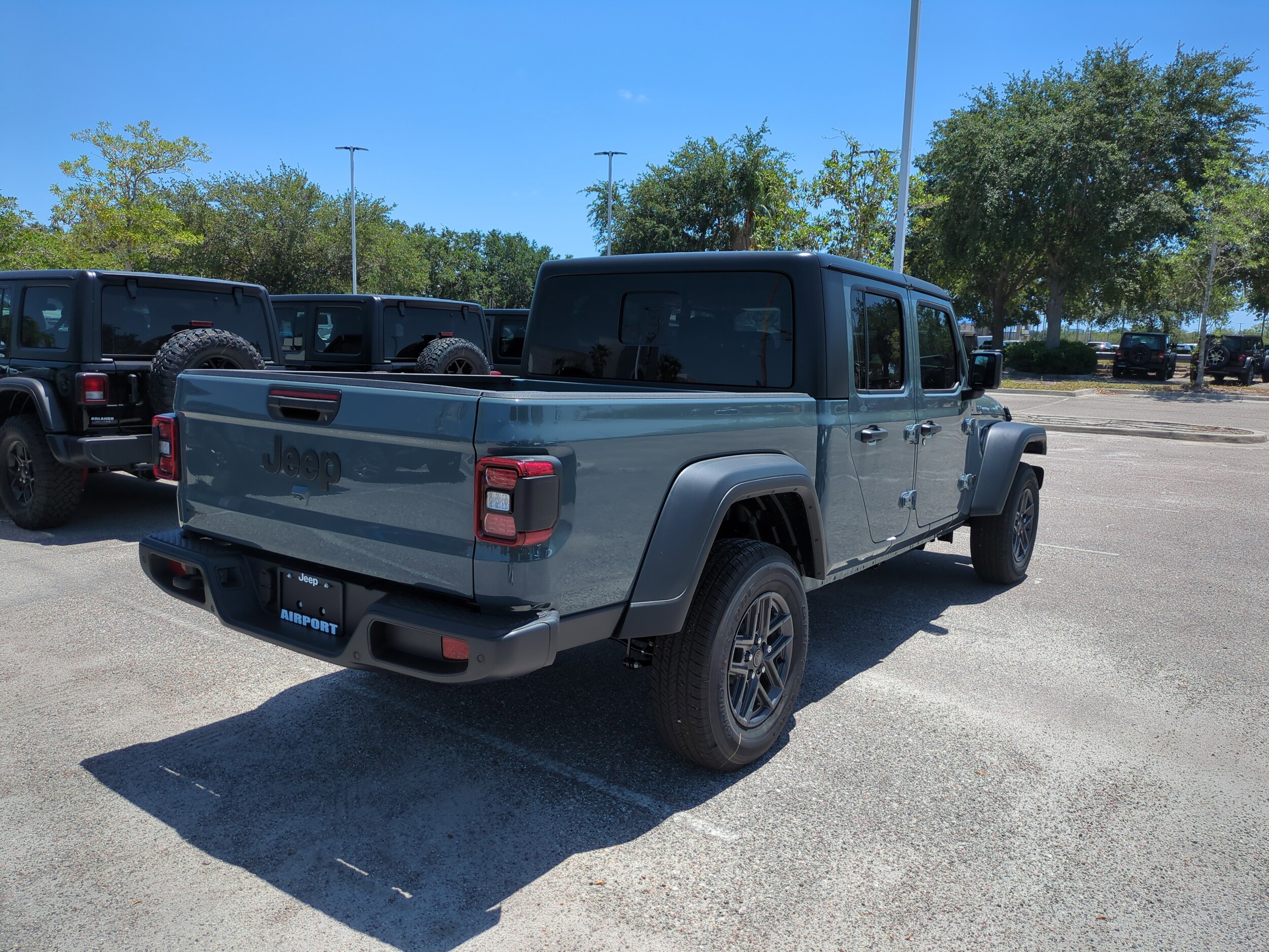 2025 Jeep Gladiator Sport S photo 4