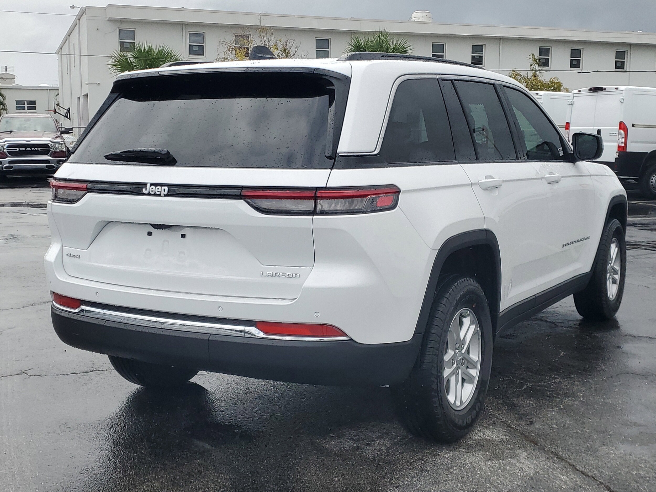 2025 Jeep Grand Cherokee Laredo photo 2