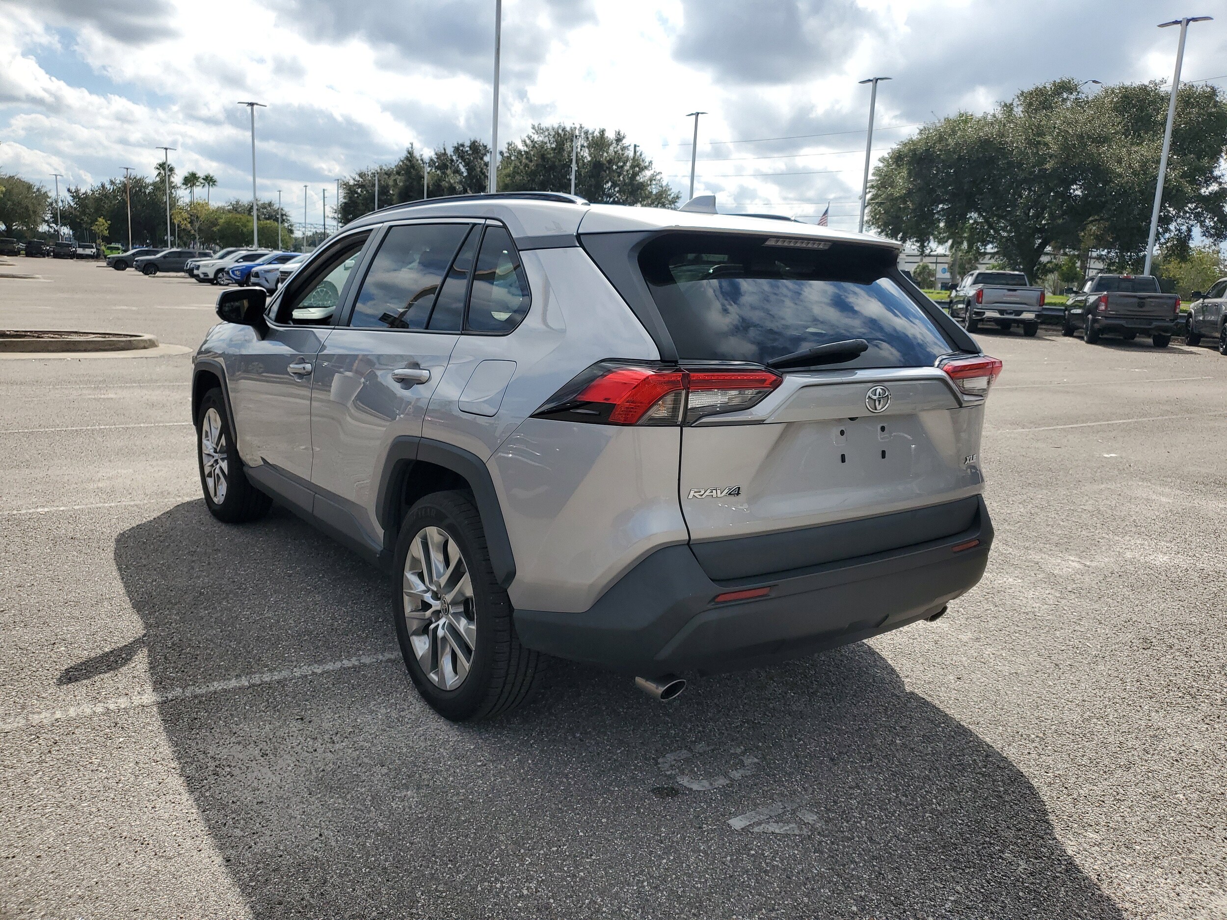 2021 Toyota RAV4 XLE Premium photo 2
