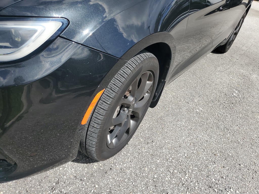 Used 2022 Chrysler Pacifica Limited Van Passenger Van