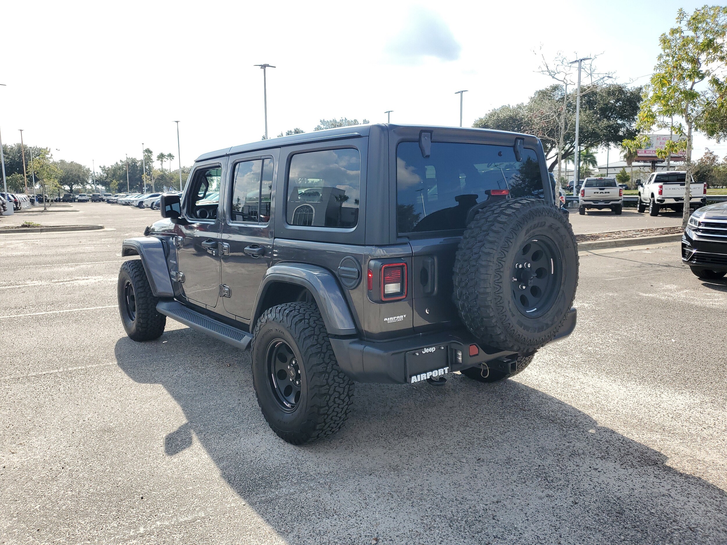 2020 Jeep Wrangler Unlimited Sahara photo 2