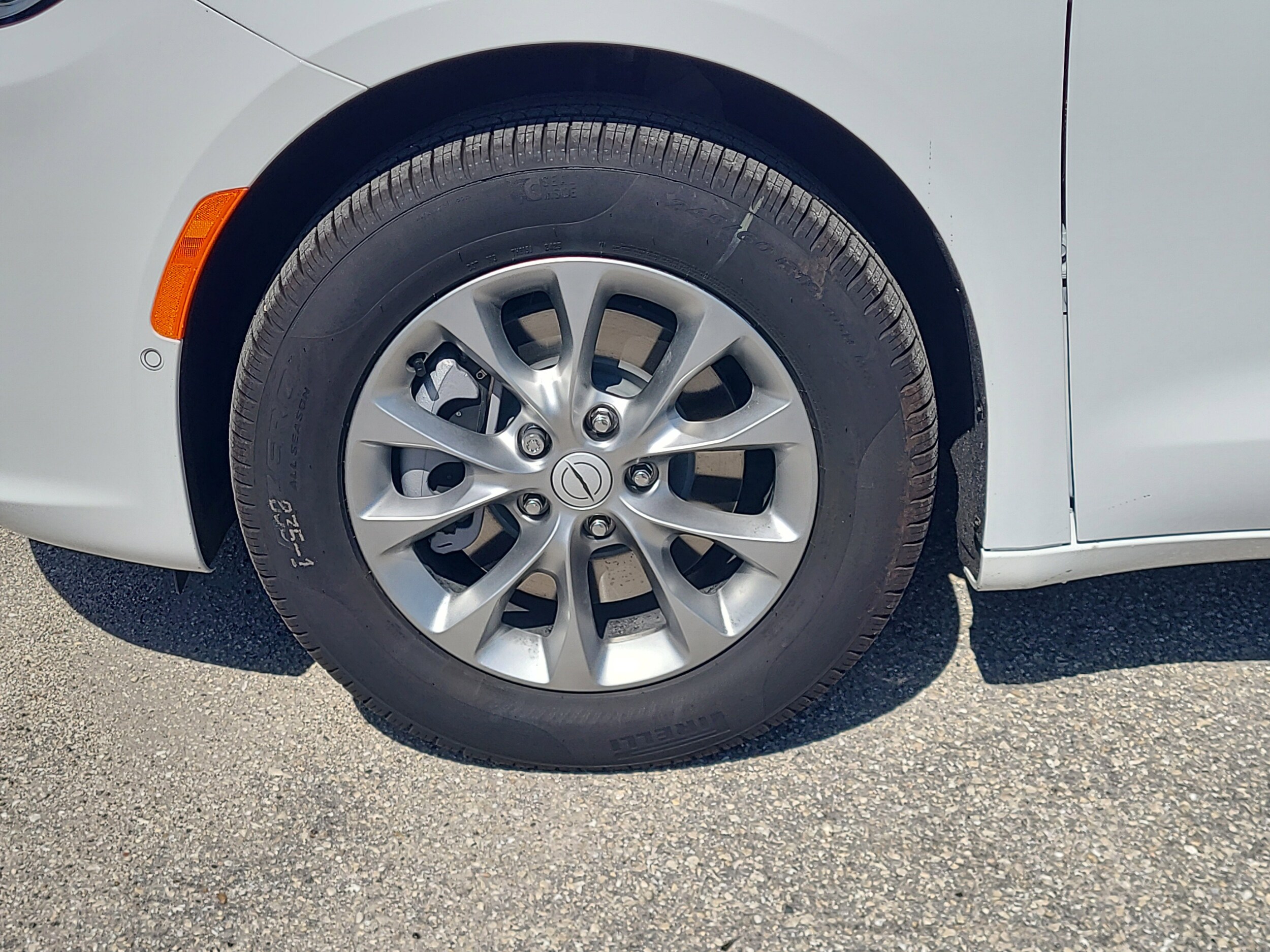 2026 Chrysler Pacifica photo 3