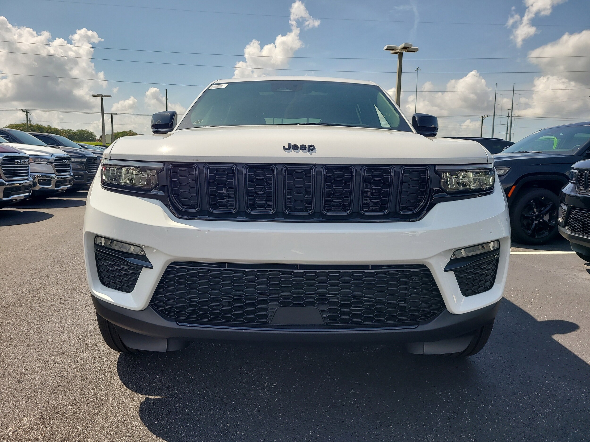 2025 Jeep Grand Cherokee Limited photo 3