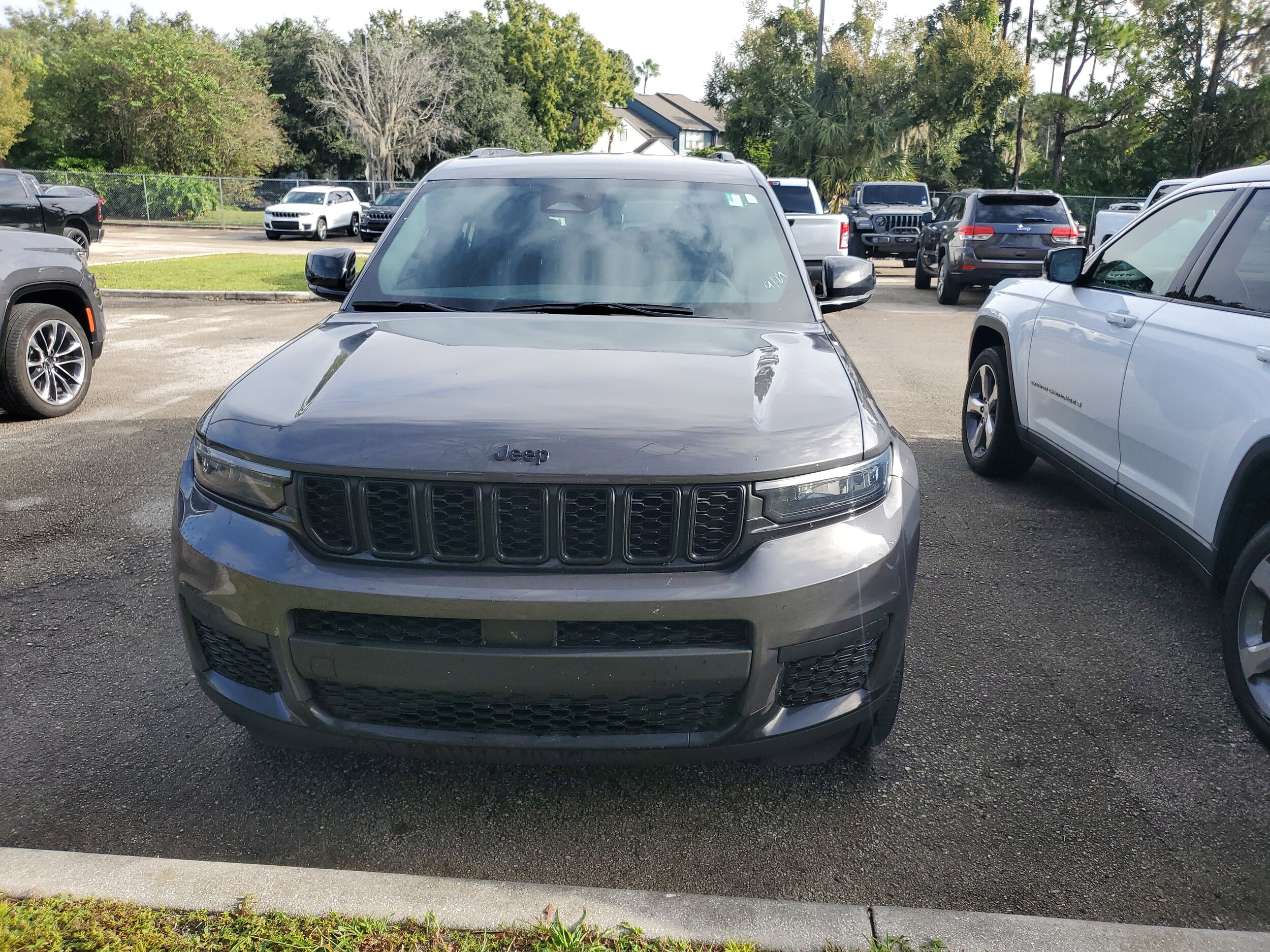 2023 Jeep Grand Cherokee Laredo photo 2