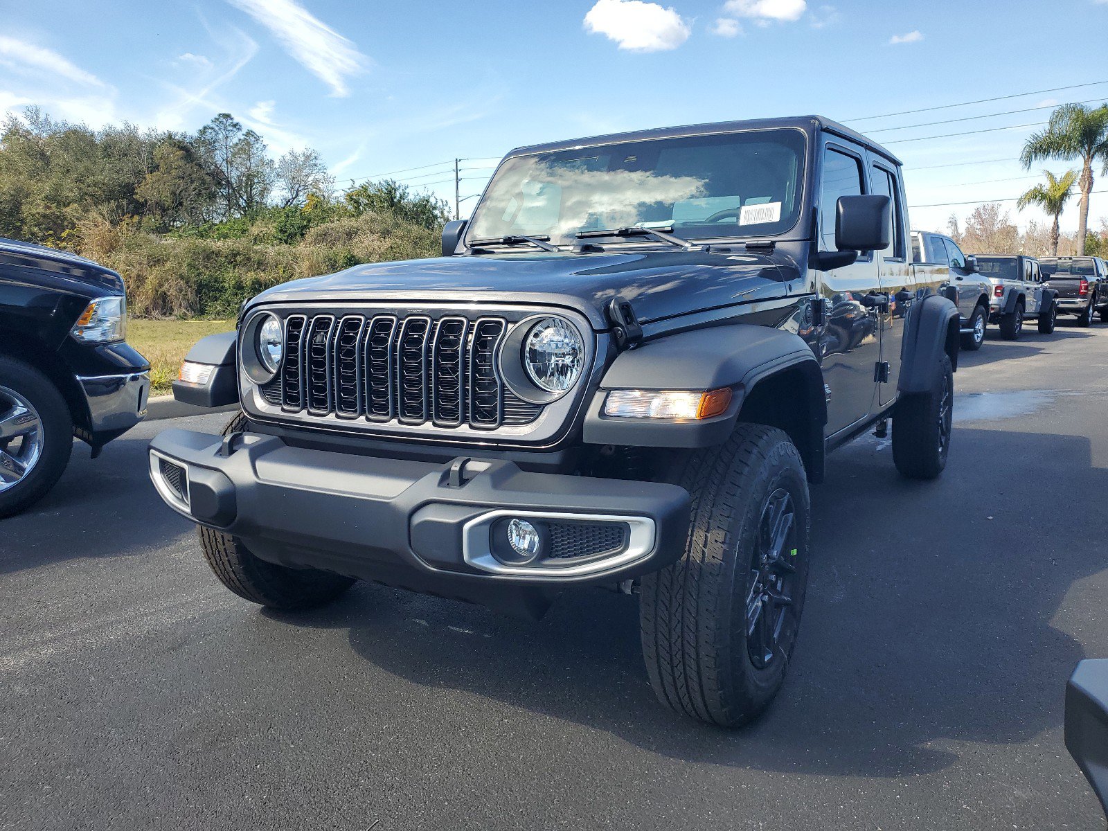 2025 Jeep Gladiator Sport S photo 3
