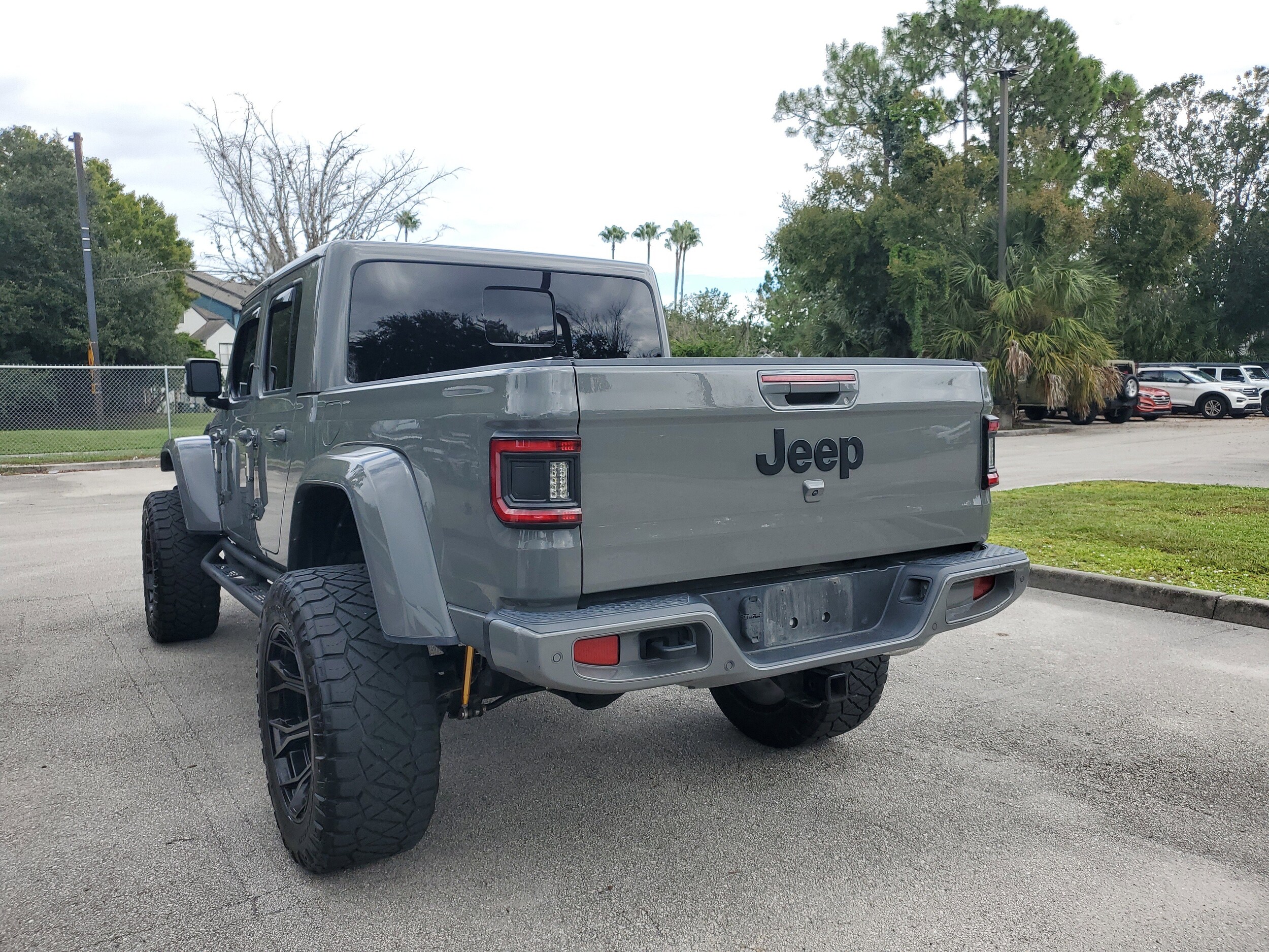 2022 Jeep Gladiator Overland photo 2