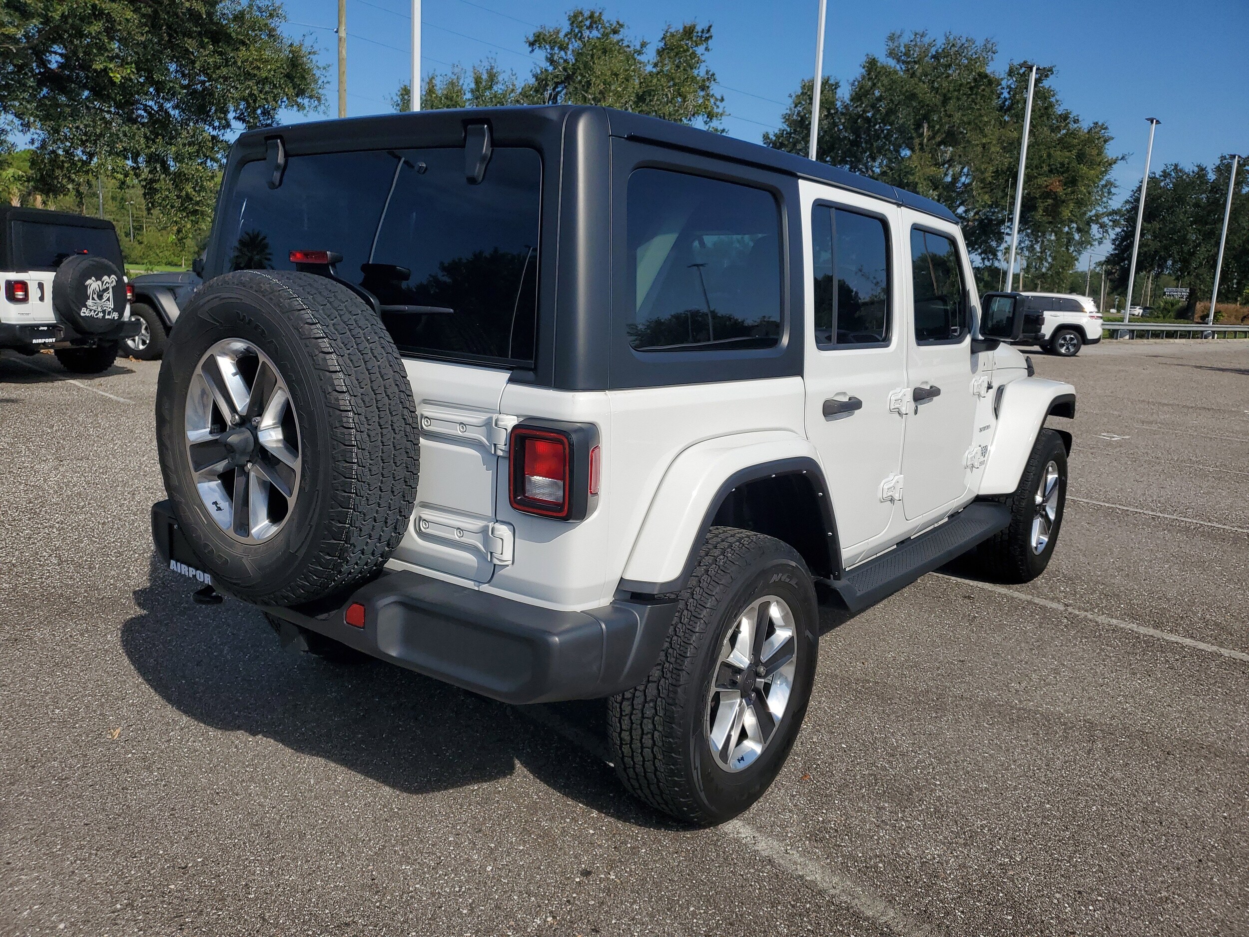2022 Jeep Wrangler Unlimited Sahara photo 3
