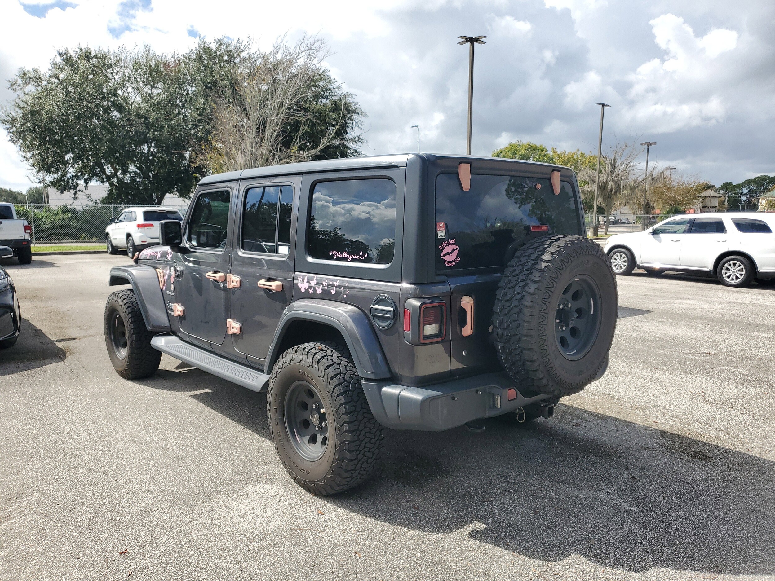 2020 Jeep Wrangler Unlimited Sahara photo 2