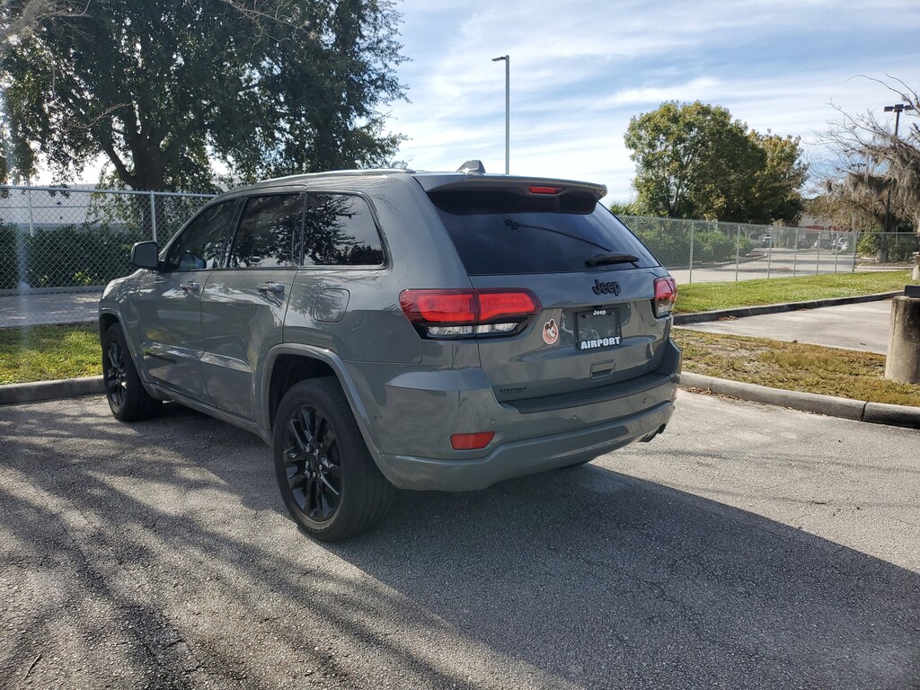 2021 Jeep Grand Cherokee Laredo X photo 2