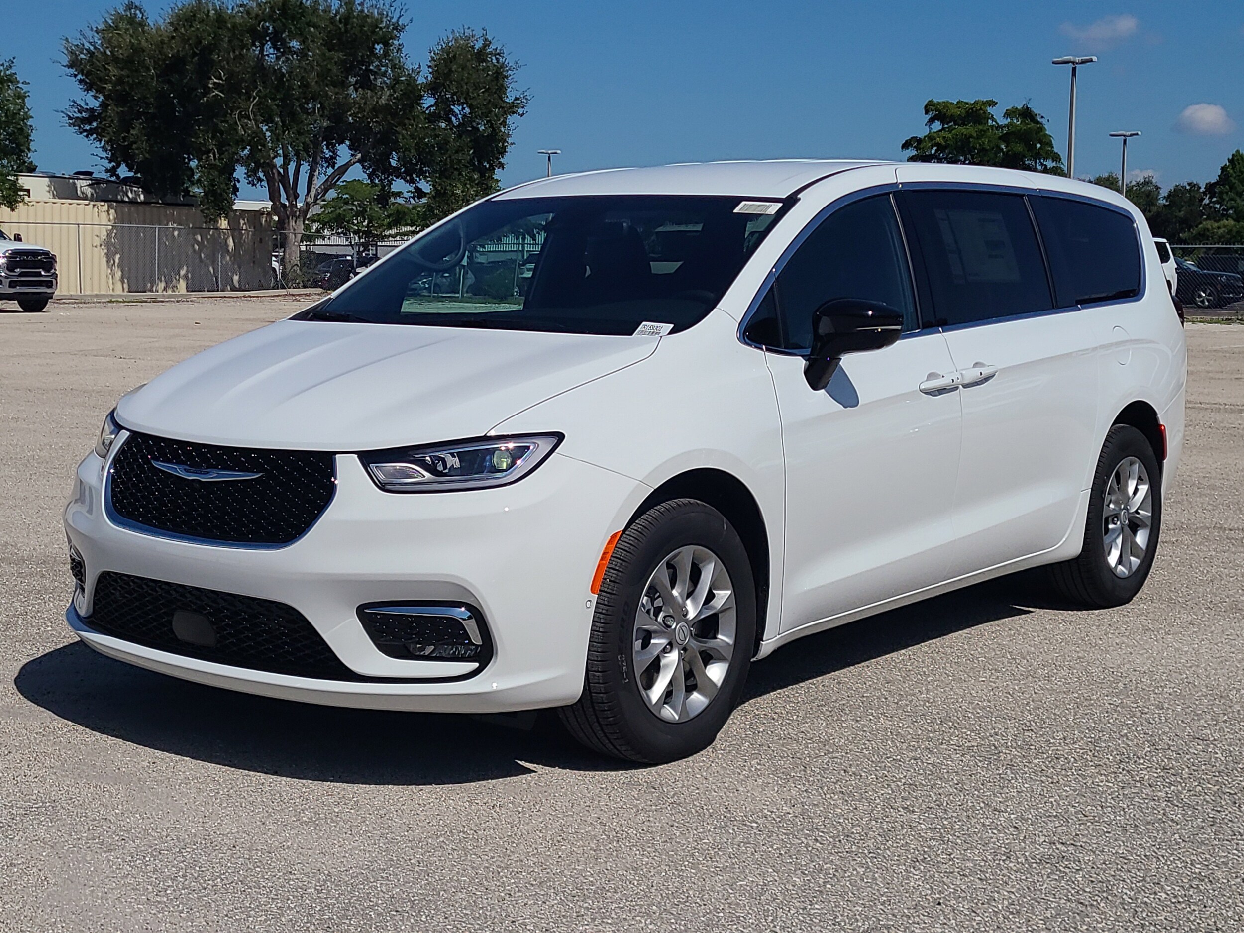 2026 Chrysler Pacifica photo 2