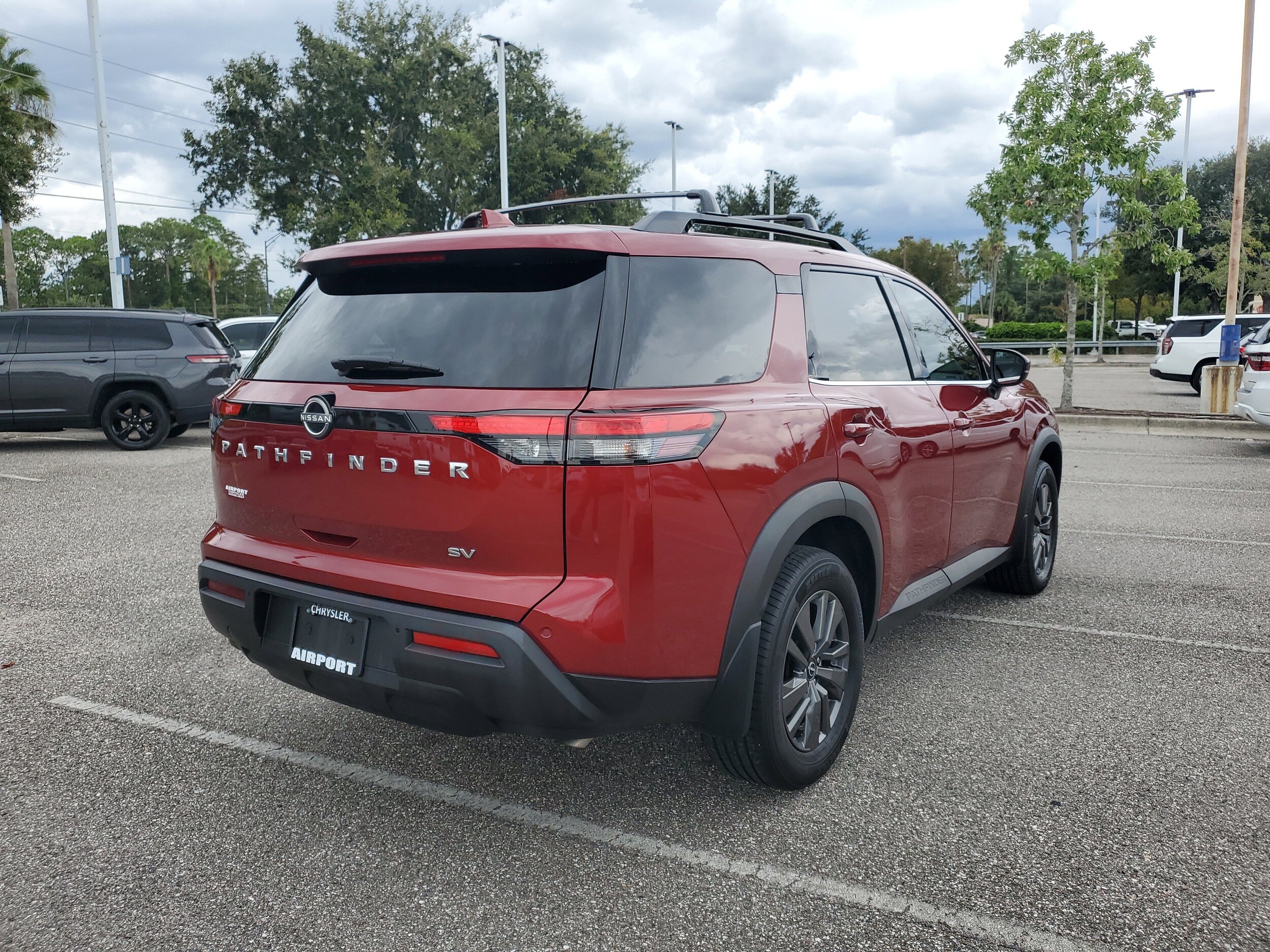 2022 Nissan Pathfinder SV photo 2