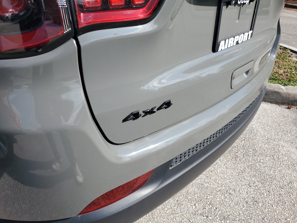 2023 Jeep Compass Latitude photo 2