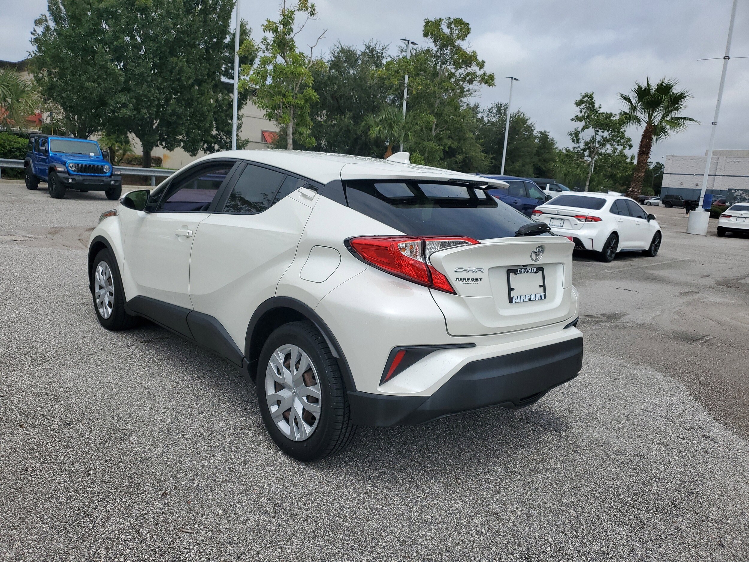 2020 Toyota C-HR LE photo 3