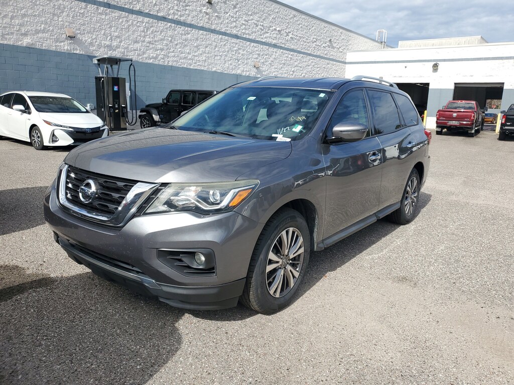 2018 Nissan Pathfinder SV photo 2