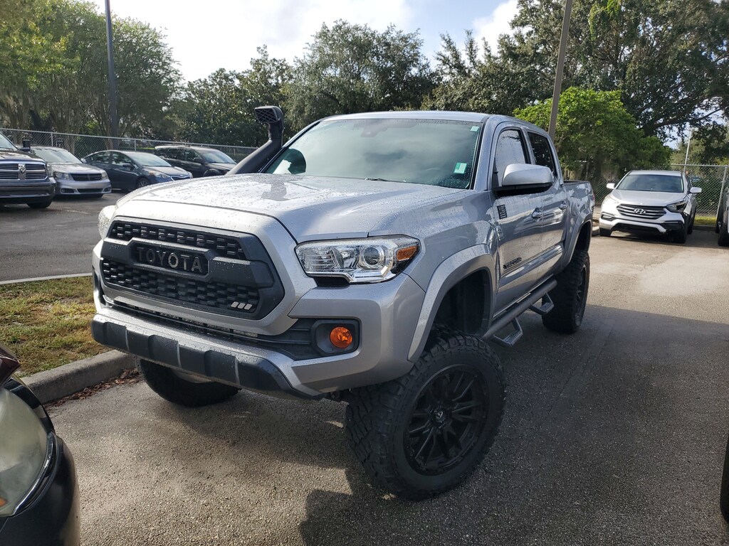 2020 Toyota Tacoma TRD V6 photo 2