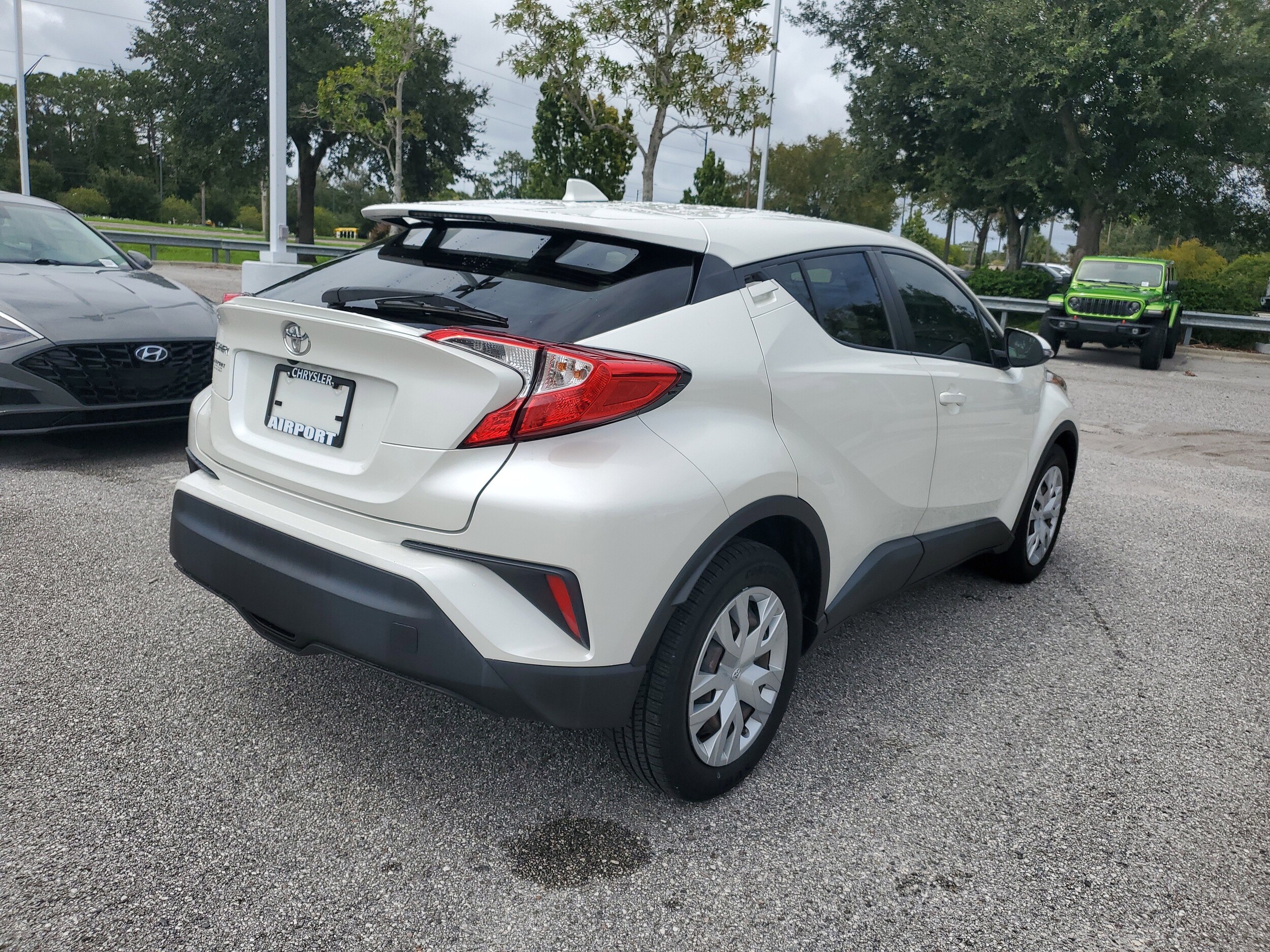 2020 Toyota C-HR LE photo 4