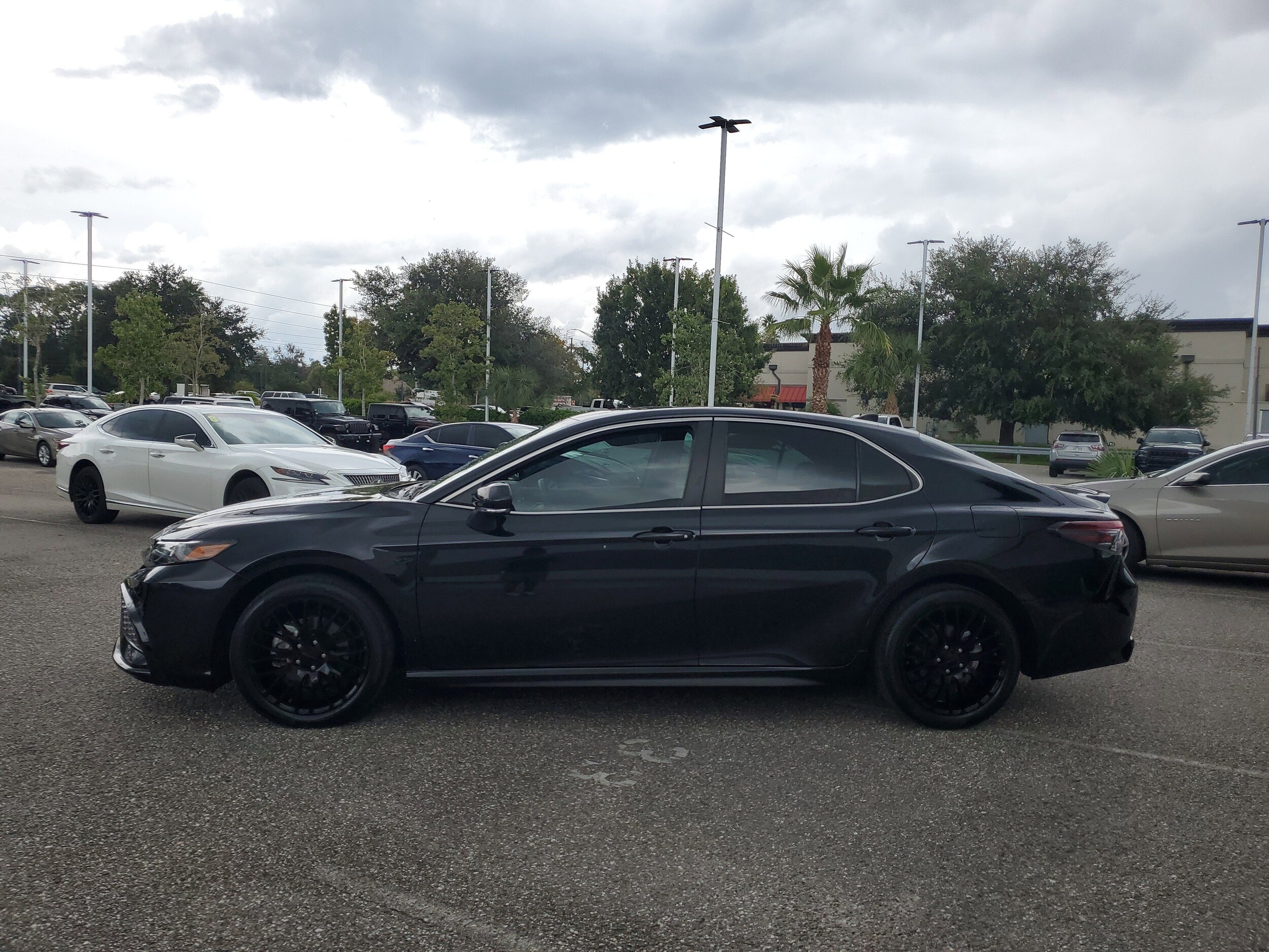 2023 Toyota Camry SE photo 3