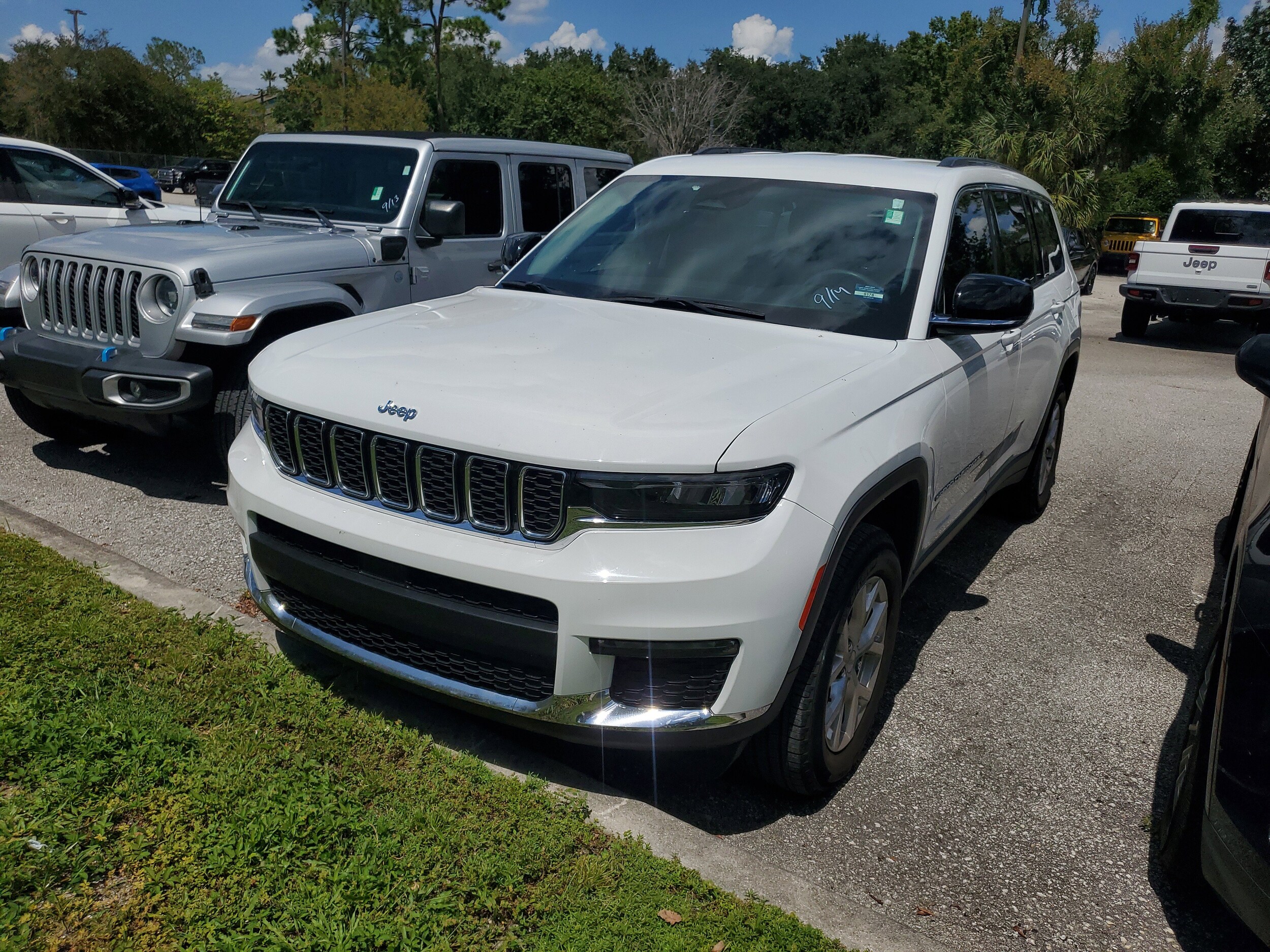 2023 Jeep Grand Cherokee Limited photo 3