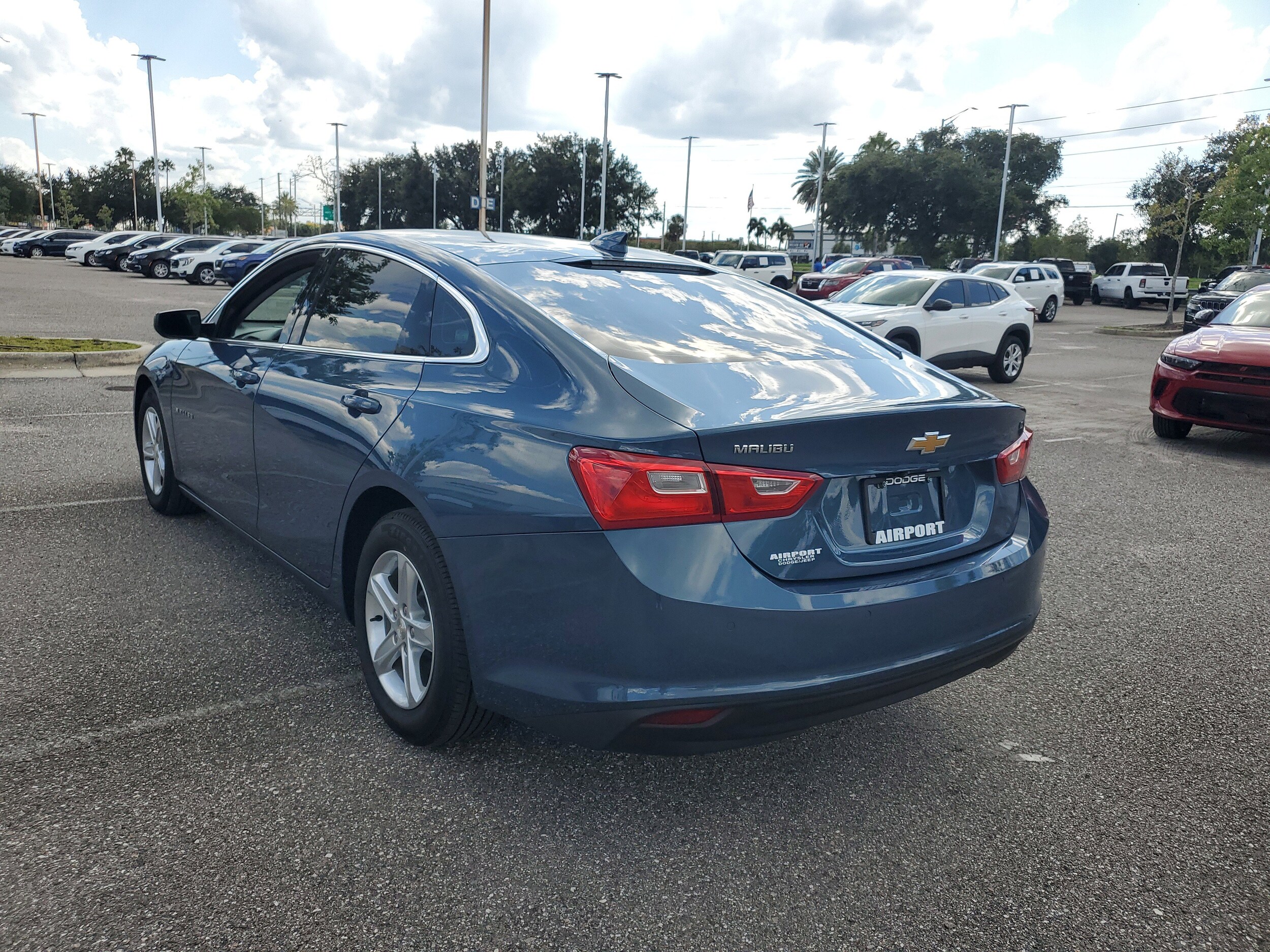 2024 Chevrolet Malibu 1LT photo 2