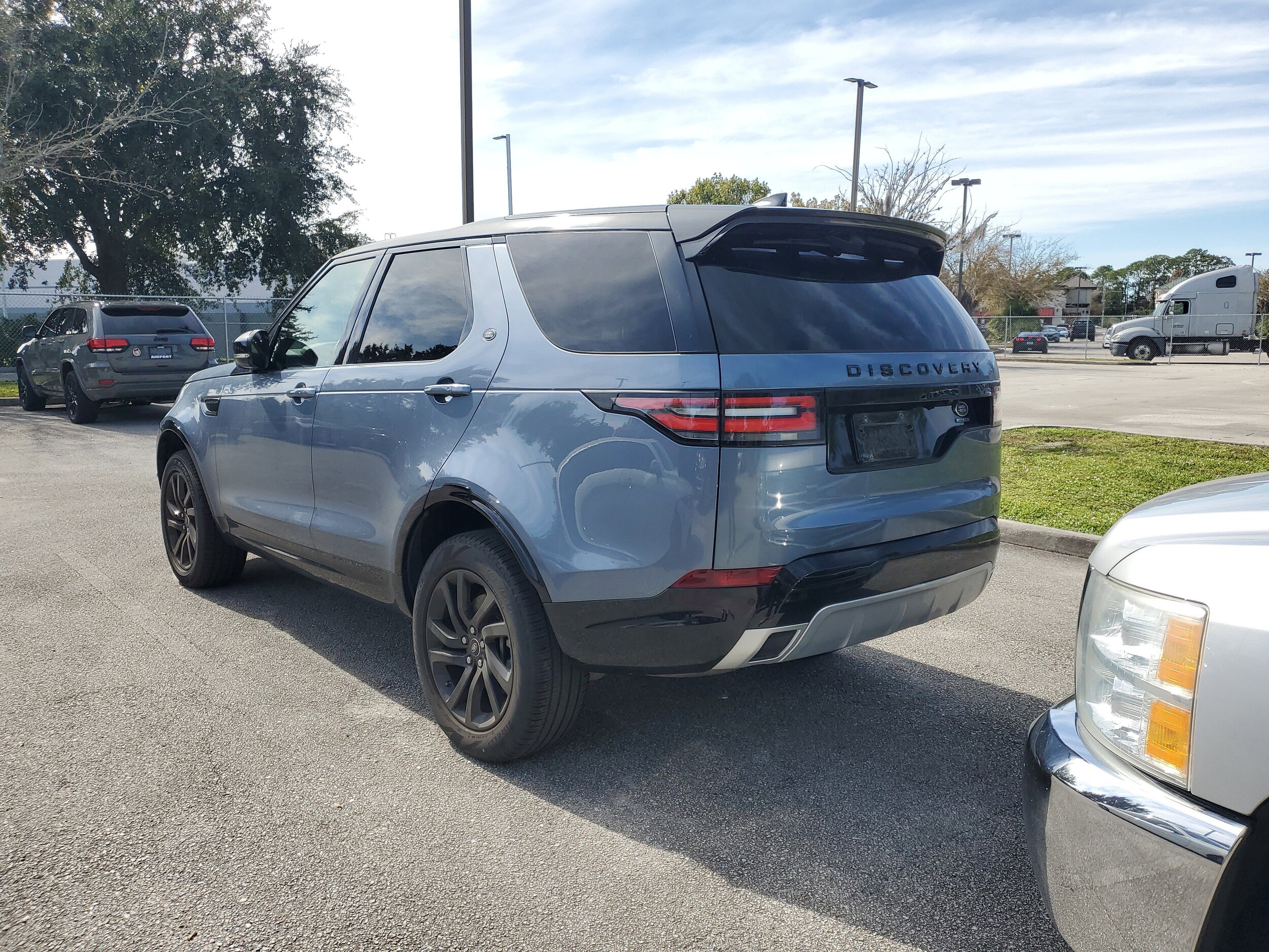 2020 Land Rover Discovery HSE photo 2