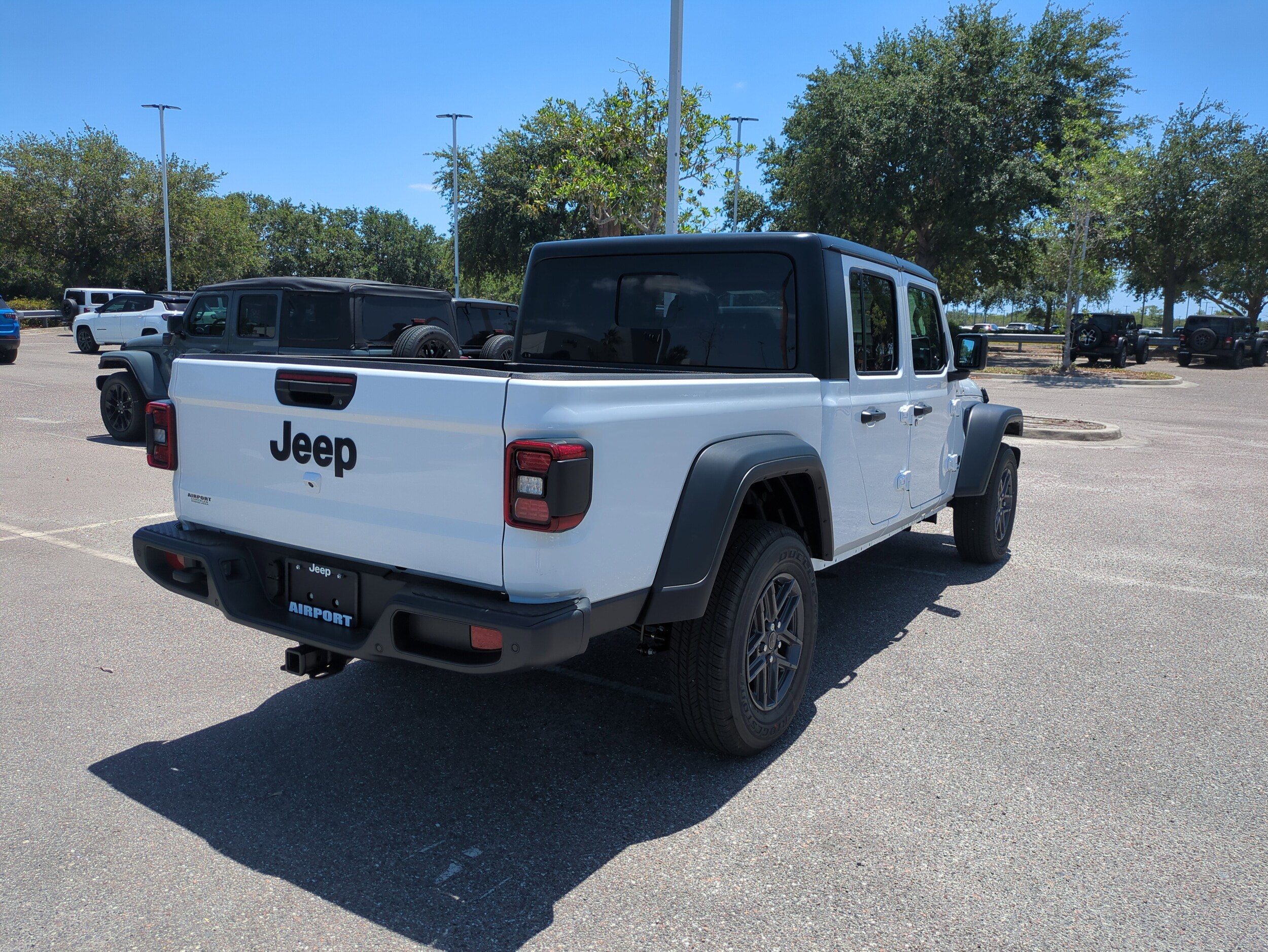 2025 Jeep Gladiator Sport S photo 4